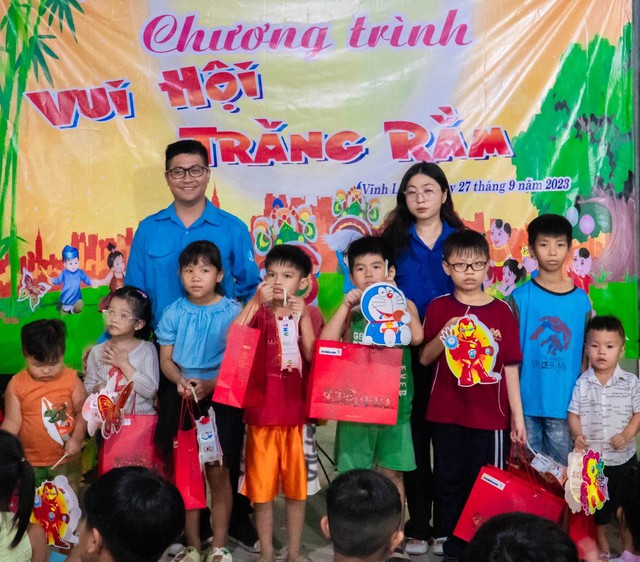 Báo Thanh Niên và Eximbank trao quà trung thu cho trẻ mồ côi do Covid-19 - Ảnh 2. Báo Thanh Niên và Eximbank trao quà trung thu cho trẻ mồ côi do Covid-19 - Ảnh 2.