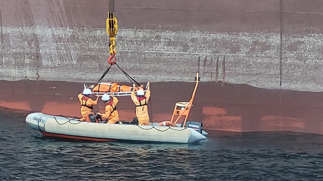 Đà Nẵng: Cứu thuyền viên tàu quốc tế bị chấn thương sọ não trên biển - Ảnh 1.