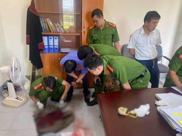 Khởi tố người chồng đâm vợ ngay tại tòa án khi làm thủ tục ly hôn - Ảnh 1. Khởi tố người chồng đâm vợ ngay tại tòa án khi làm thủ tục ly hôn - Ảnh 1.