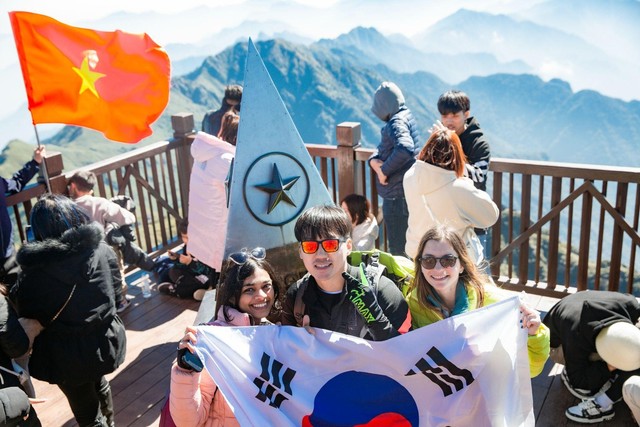 Du khách Hàn Quốc hào hứng check-in với đỉnh Fansipan