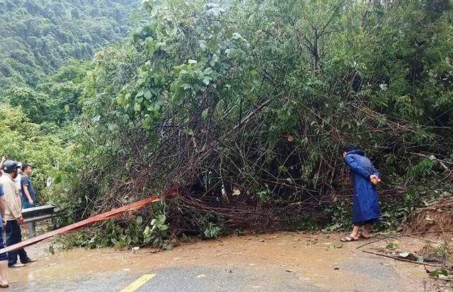 Giải cứu 2 giáo viên bị núi lở vùi lấp khi đang chạy xe  trên quốc lộ - Ảnh 3.