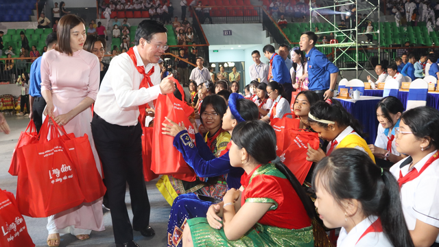 Hơn 370 tỉ đồng tặng quà cho trẻ em dịp tết Trung thu - Ảnh 1.