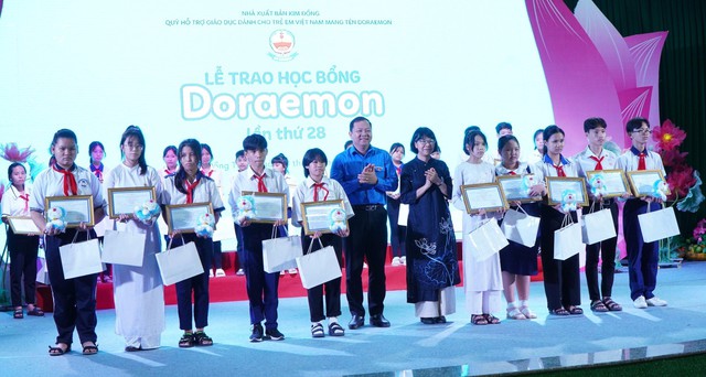 Quỹ Doraemon trao 559 suất học bổng cho học sinh khu vực phía Nam - Ảnh 2.