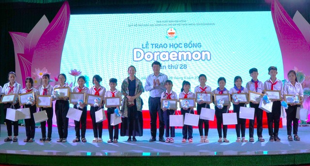 Quỹ Doraemon trao 559 suất học bổng cho học sinh khu vực phía Nam - Ảnh 1.