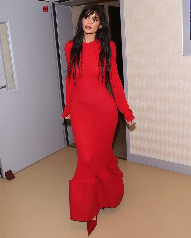 Kylie Jenner mặc kín đáo vẫn tôn đường cong - Ảnh 4.