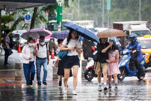 Đài Loan ứng phó với bão Haikui, nhiều chuyến bay bị hủy - Ảnh 1.