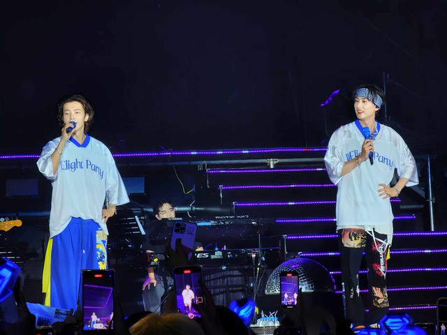 Super Junior D&E đội nón lá, 'bùng cháy' cùng hàng ngàn fan Việt - Ảnh 2.