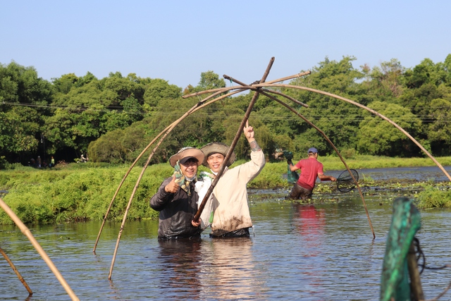 Nô nức lội bùn bắt cá ngày lễ - Ảnh 3.