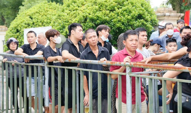 Người hâm mộ háo hức xếp hàng mua vé xem đội tuyển U.23 Việt Nam - Ảnh 1.