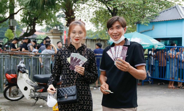Người hâm mộ háo hức xếp hàng mua vé xem đội tuyển U.23 Việt Nam - Ảnh 3.