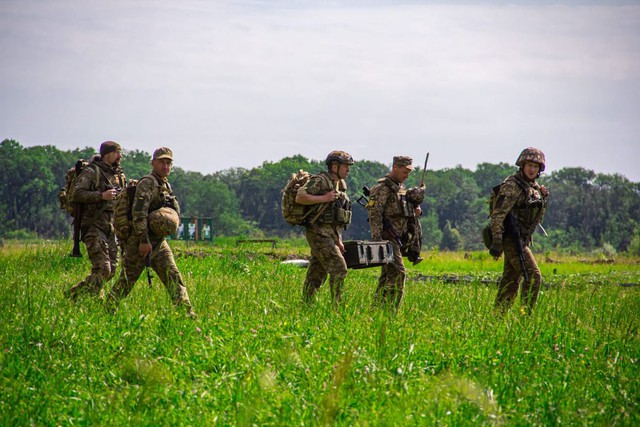 Cuộc đụng độ giữa lữ đoàn Ukraine được NATO huấn luyện với lực lượng Nga ở Kharkiv - Ảnh 2.