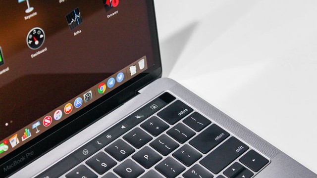 MacBook Pro 2017 Touch Bar thành 'hàng cổ' - Ảnh 1.