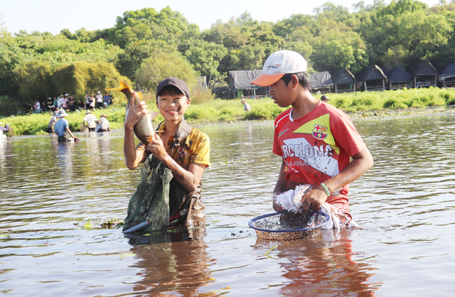 Nô nức lội bùn bắt cá ngày lễ - Ảnh 1.