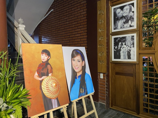 Việt Hương, con gái nuôi nghẹn ngào tưởng nhớ 2 năm ngày mất của Phi Nhung - Ảnh 2.