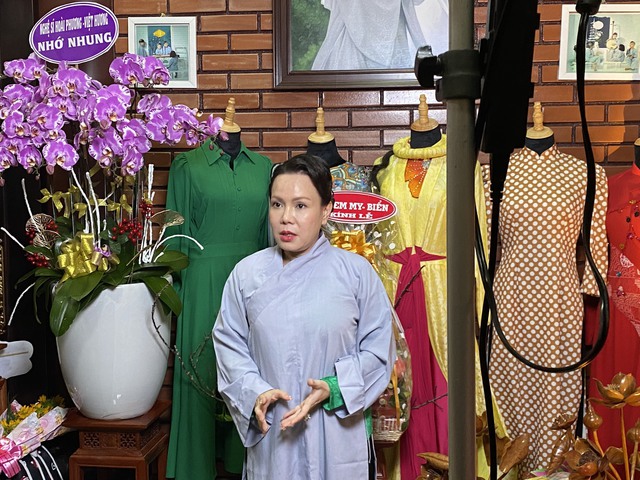 Việt Hương, con gái nuôi nghẹn ngào tưởng nhớ 2 năm ngày mất của Phi Nhung - Ảnh 3.