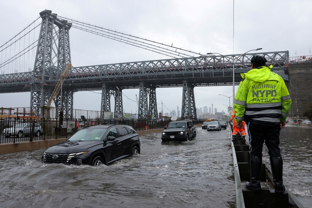 New York 'chìm trong nước' vì mưa kỷ lục - Ảnh 3.