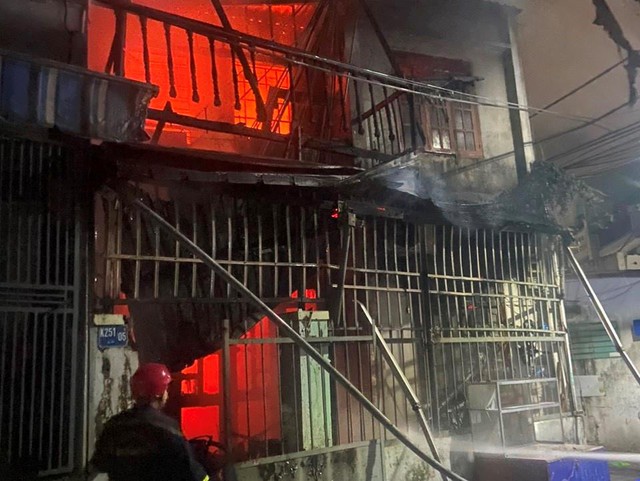 Đà Nẵng: Cháy lớn nhà dân trong kiệt, 6 người thoát nạn - Ảnh 1.