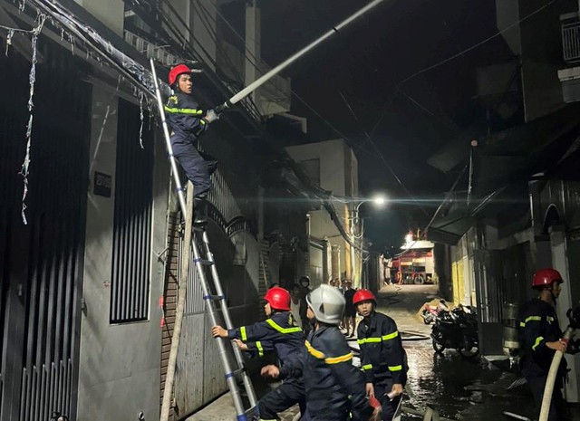 Đà Nẵng: Cháy lớn nhà dân trong kiệt, 6 người thoát nạn - Ảnh 2.