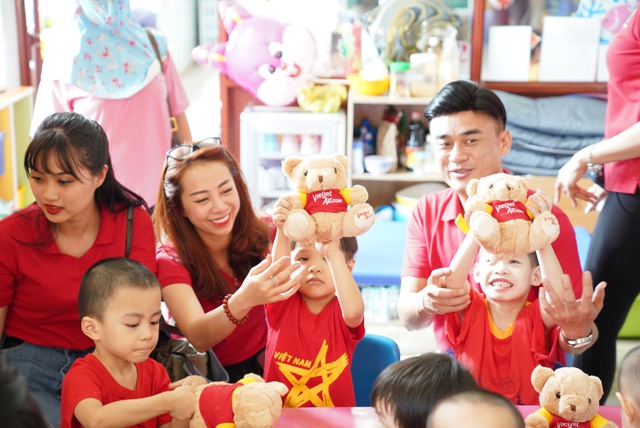 Nữ tỉ phú Nguyễn Thị Phương Thảo đón Trung thu cùng các em nhỏ - Ảnh 10.