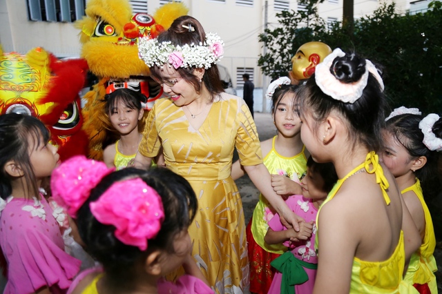 Nữ tỉ phú Nguyễn Thị Phương Thảo đón Trung thu cùng các em nhỏ - Ảnh 2.