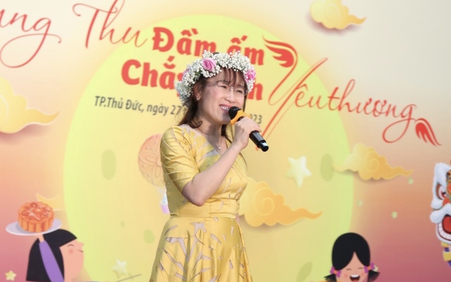 Nữ tỉ phú Nguyễn Thị Phương Thảo đón Trung thu cùng các em nhỏ - Ảnh 4.