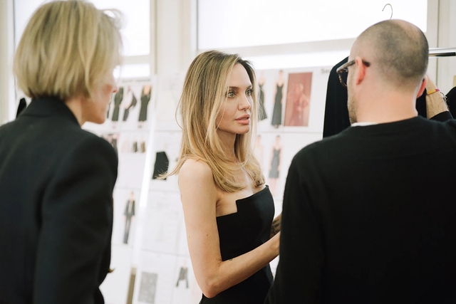 Nữ minh tinh Angelina Jolie ra mắt thương hiệu thời trang… trị liệu - Ảnh 6.