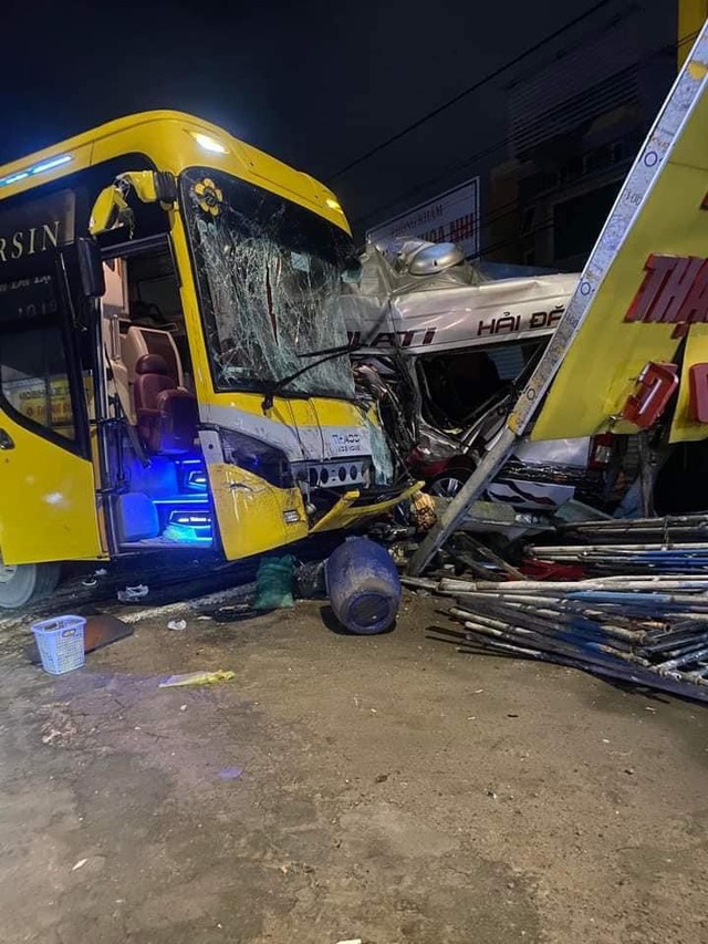 Tai nạn giữa 2 xe khách ở Đồng Nai, 4 người tử vong - Ảnh 1.