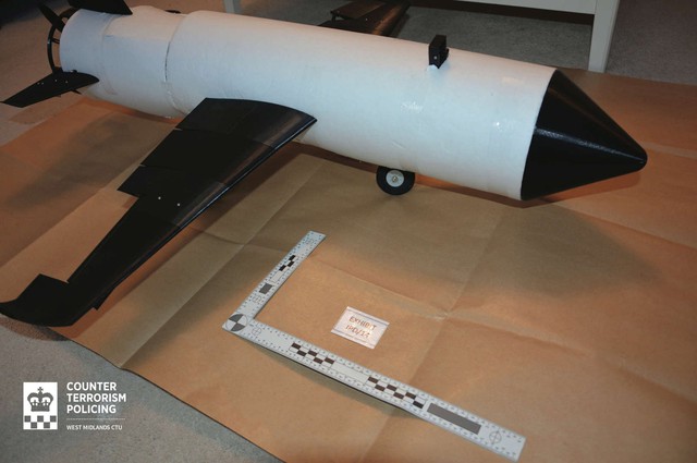 Anh bắt quả tang công dân tự chế tạo UAV nghi giúp IS chuyển vũ khí - Ảnh 1.
