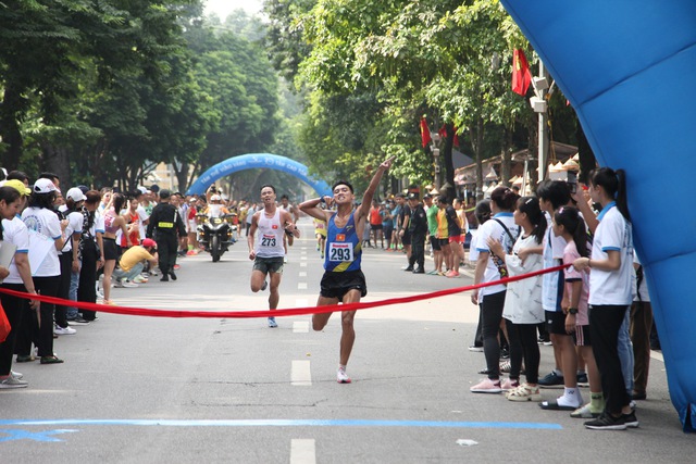 Hơn  1.500 VĐV tham gia chung kết giải chạy báo Hà Nội mới - Ảnh 1.