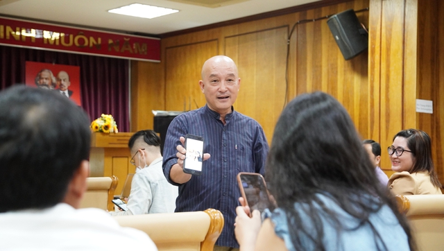 Nhà báo Hoài Linh chia sẻ kinh nghiệm tác nghiệp với học viên