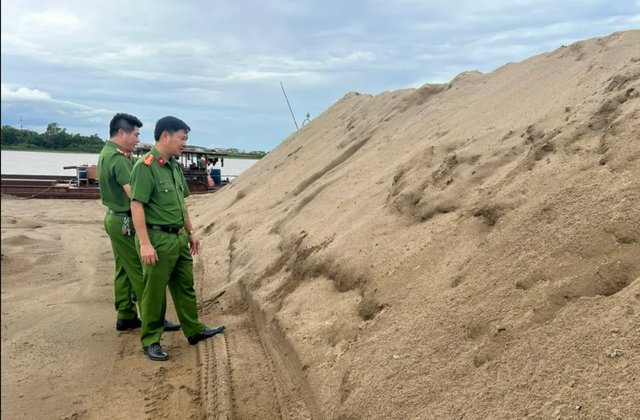 Quảng Bình:Giấy phép hết hạn 2 tháng, doanh nghiệp vẫn khai thác 'chui&quot; hàng ngàn khối cát - Ảnh 1.