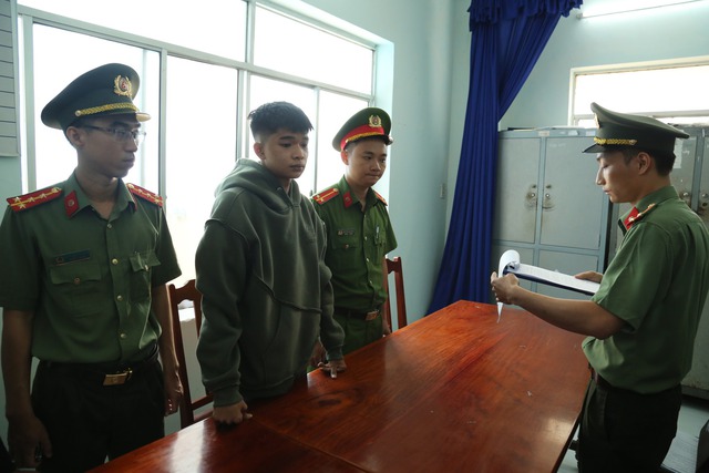 Ninh Thuận: Bắt tạm giam đối tượng tàng trữ trái phép vũ khí quân dụng - Ảnh 1.