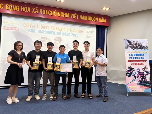 Chân dung các thành viên của đội vô địch TNM nhận giải nhất từ Ban tổ chức