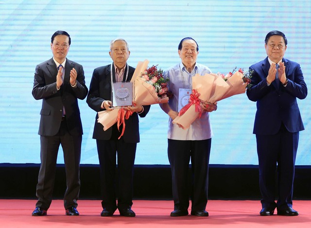 Chủ tịch nước Võ Văn Thưởng dự Hội nghị đại biểu nhà văn lão thành Việt Nam - Ảnh 4.