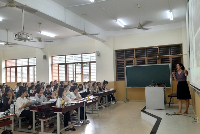 Sinh viên đến lớp để… điểm danh và làm việc riêng? - Ảnh 2. Sinh viên đến lớp để… điểm danh và làm việc riêng? - Ảnh 2.