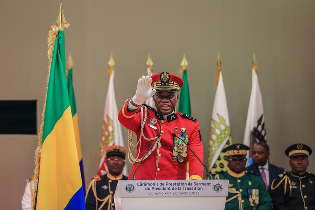 Tướng đảo chính Gabon nhậm chức, hứa tổ chức bầu cử tự do - Ảnh 1.