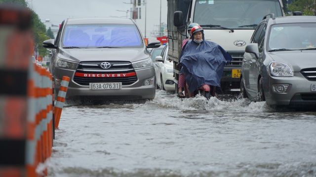 Triều cường và mưa lớn gây ngập nhiều tuyến đường trung tâm Cần Thơ  - Ảnh 1.