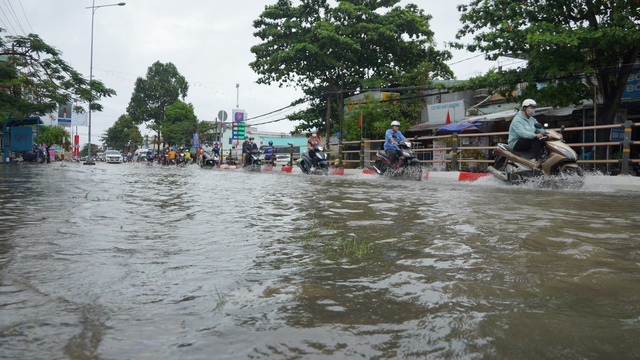 Triều cường và mưa lớn gây ngập nhiều tuyến đường trung tâm Cần Thơ  - Ảnh 2.
