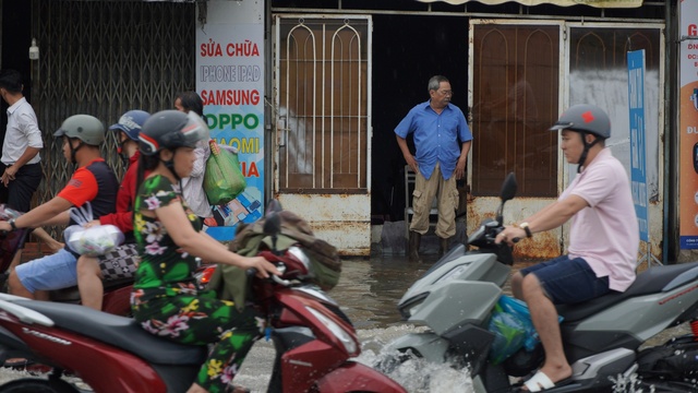 Triều cường và mưa lớn gây ngập nhiều tuyến đường trung tâm Cần Thơ  - Ảnh 3.