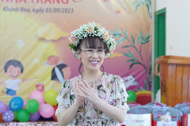 Nữ tỉ phú Nguyễn Thị Phương Thảo bất ngờ thăm các em nhỏ tại Làng SOS - Ảnh 1.