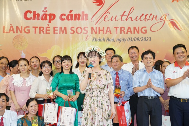 Nữ tỉ phú Nguyễn Thị Phương Thảo bất ngờ thăm các em nhỏ tại Làng SOS - Ảnh 2.