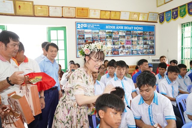 Nữ tỉ phú Nguyễn Thị Phương Thảo bất ngờ thăm các em nhỏ tại Làng SOS - Ảnh 3.