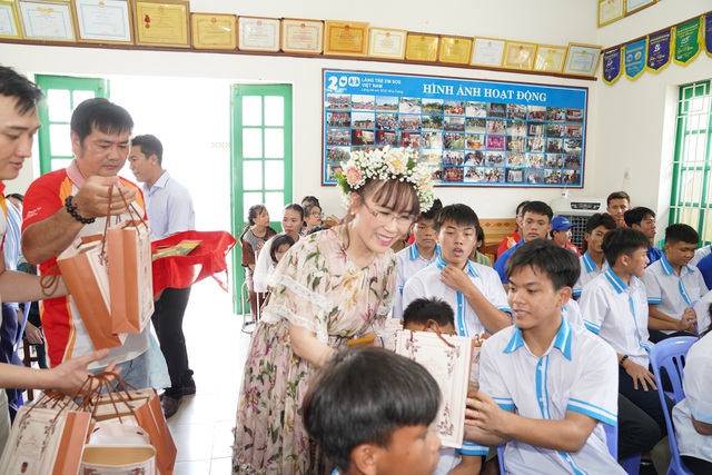 Nữ tỉ phú Nguyễn Thị Phương Thảo bất ngờ thăm các em nhỏ tại Làng SOS - Ảnh 4.