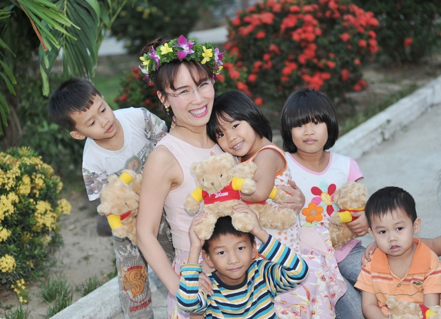 Nữ tỉ phú Nguyễn Thị Phương Thảo bất ngờ thăm các em nhỏ tại Làng SOS - Ảnh 6.