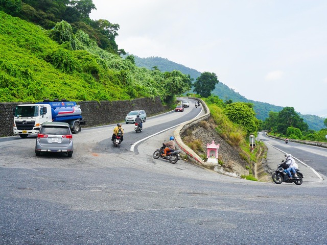 Người dân lỉnh kỉnh đồ đạc vượt đèo Hải Vân trở lại Đà Nẵng sau nghỉ lễ - Ảnh 2.