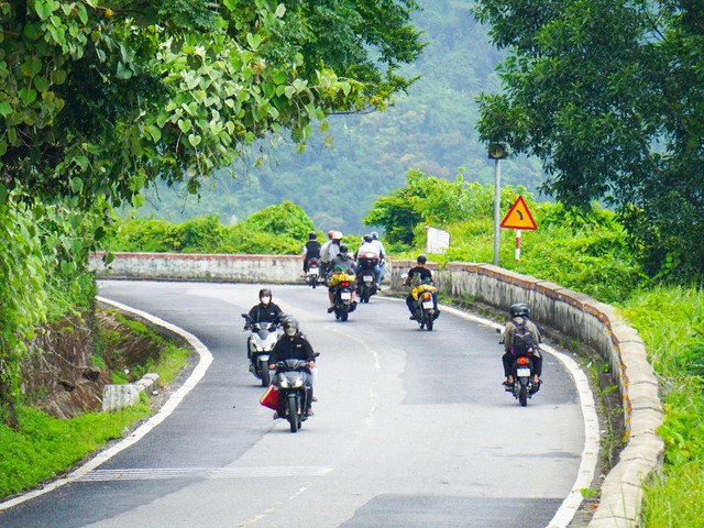 Người dân lỉnh kỉnh đồ đạc vượt đèo Hải Vân trở lại Đà Nẵng sau nghỉ lễ - Ảnh 1.