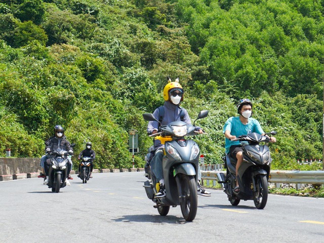 Người dân lỉnh kỉnh đồ đạc vượt đèo Hải Vân trở lại Đà Nẵng sau nghỉ lễ - Ảnh 4.