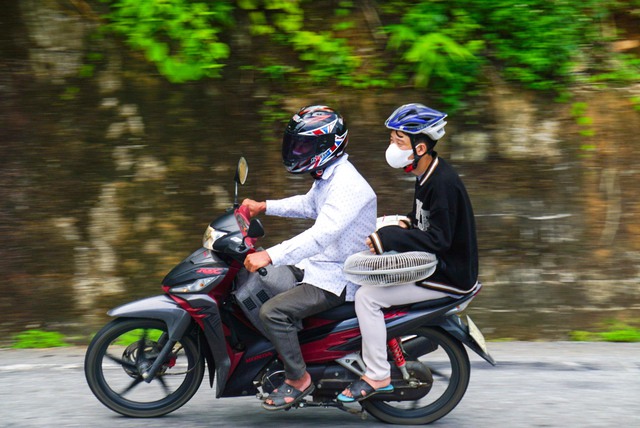 Người dân lỉnh kỉnh đồ đạc vượt đèo Hải Vân trở lại Đà Nẵng sau nghỉ lễ - Ảnh 6.