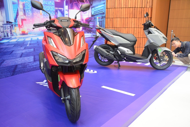 Ồ ạt ưu đ&atilde;i giảm gi&aacute;, xe m&aacute;y xăng vẫn b&aacute;n chậm hơn xe điện - Ảnh 2.