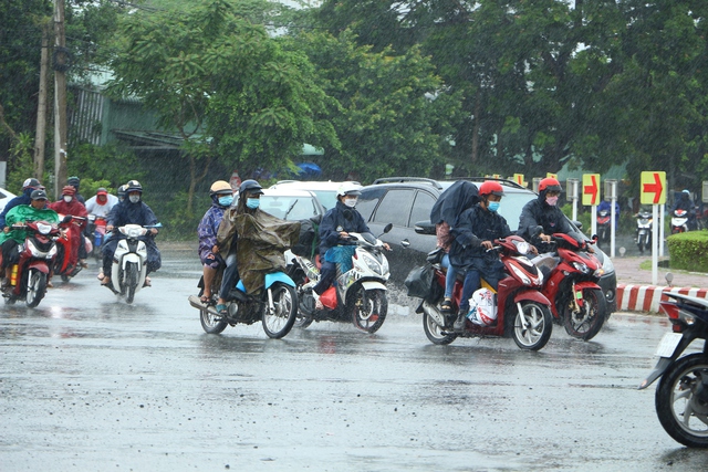 Người dân lỉnh kỉnh đồ đạc rời miền Tây dưới cơn mưa nặng hạt sau lễ 2.9 - Ảnh 3.